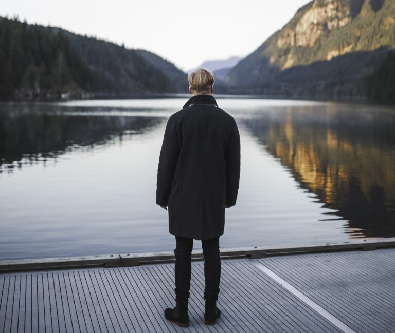 2024 09 24 bild faceless man looking lake