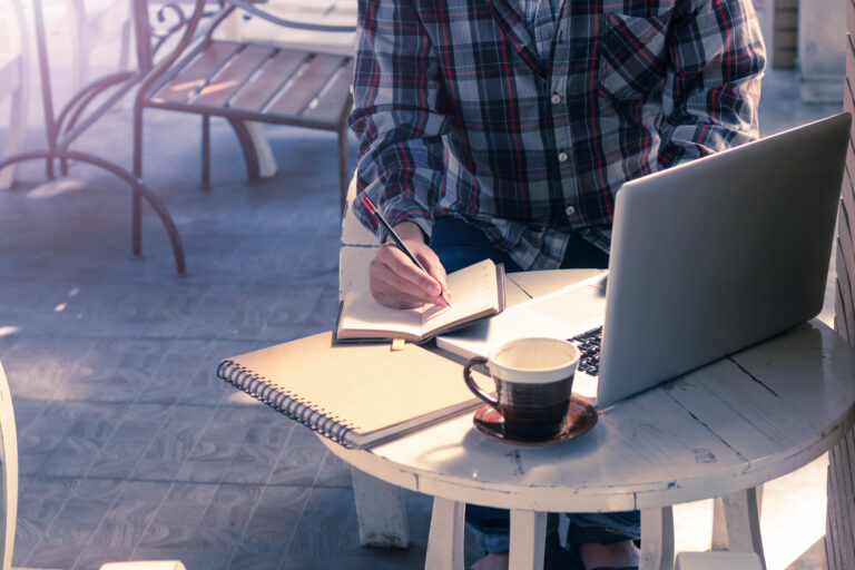 2025 10 08 schreiben kaffeetasse auf dem tisch im cafe